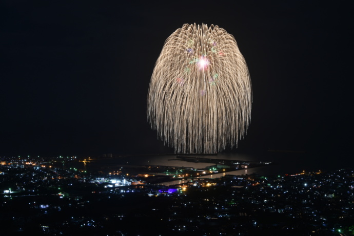 枕崎市の「きばらん海枕崎港まつり」で打ち上がる3尺玉の花火