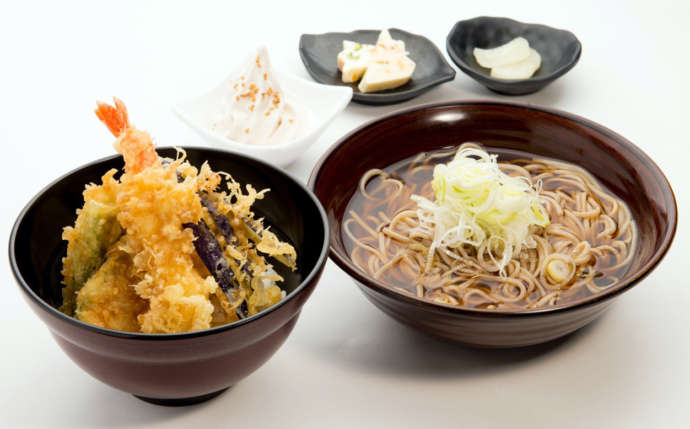 道の駅「十文字」のそば正五郎で提供される蕎麦と天ぷらのセット