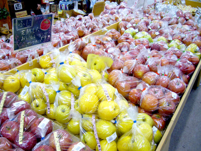 道の駅「十文字」の直売所で販売されている数種類のりんご