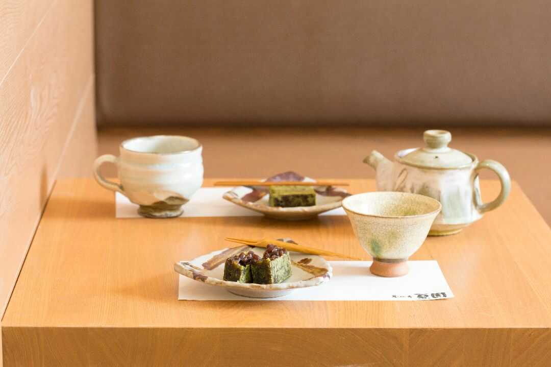 東京都渋谷区恵比寿にある恵比寿豆園のきんつばと茶器