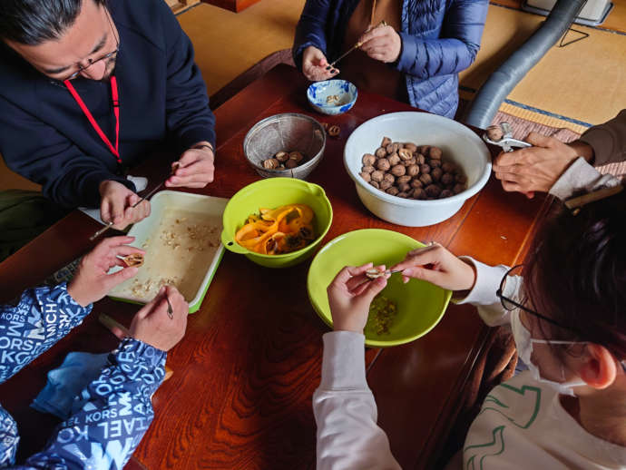 真室川町の移住体験ツアーで作る郷土料理