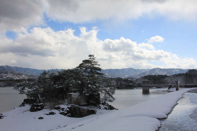 まんのう町の満濃池の雪景色