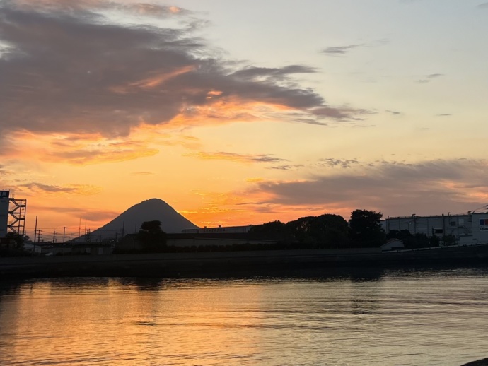 飯野山をのぞむ、夕暮れ時の風景