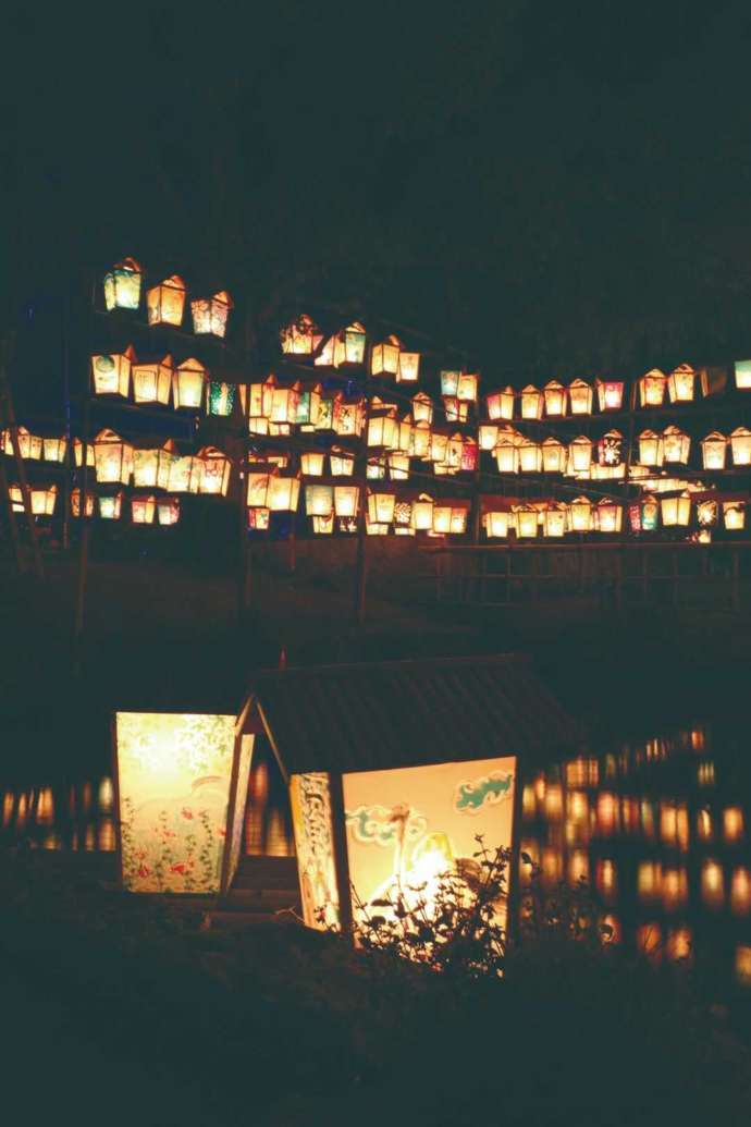 「齋理幻夜」で暗闇の中、多数の灯ろうがライトアップされている