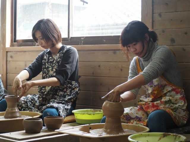 益子陶芸倶楽部で真剣に陶芸体験をしている女性たち