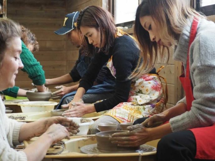 益子陶芸倶楽部にいる外国人スタッフが陶芸を教えている様子