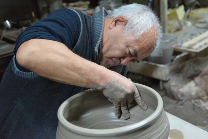 益子焼の制作過程：陶芸をする職人