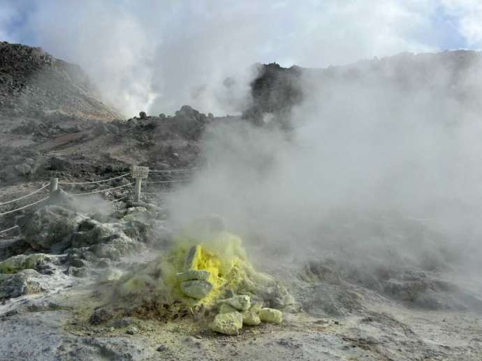 硫黄山の噴気孔