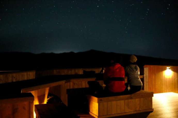 夜の摩周湖カムイテラスから眺める星空
