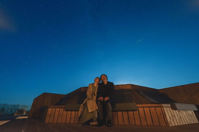 摩周湖カムイテラスで寄り添いながら星空を見上げるカップル