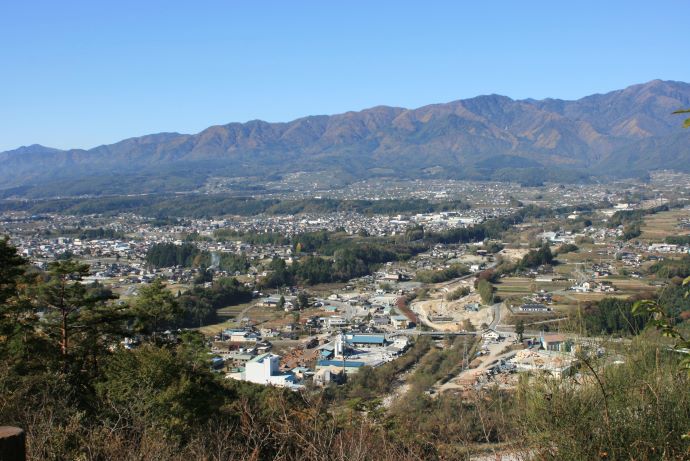 松川町の段丘上の地形の上に民家や店舗が点在する様子
