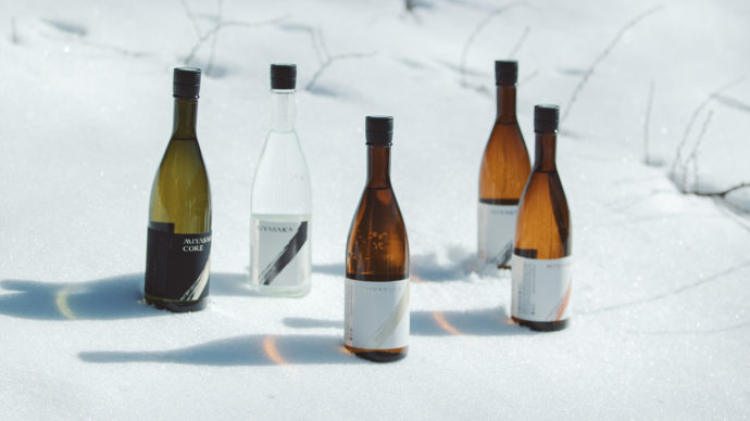 宮坂醸造の日本酒ブランド「MIYASAKA」のボトル5本が雪原においてある写真