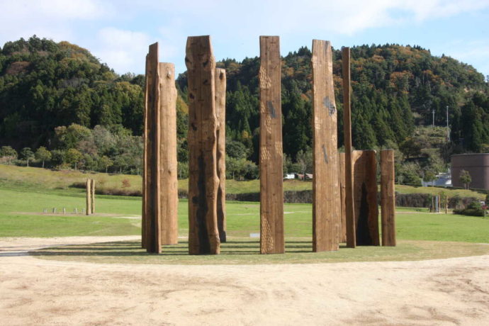 真脇遺跡縄文館の復元環状木柱列