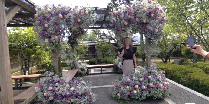 二之丸史跡庭園の花のイベントに展示された花のアーチ