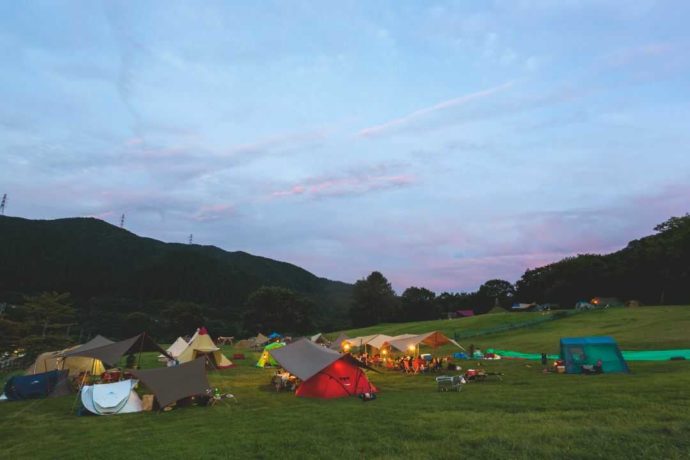 めいほう高原キャンプフィールド敷地内でキャンプを楽しむ人々