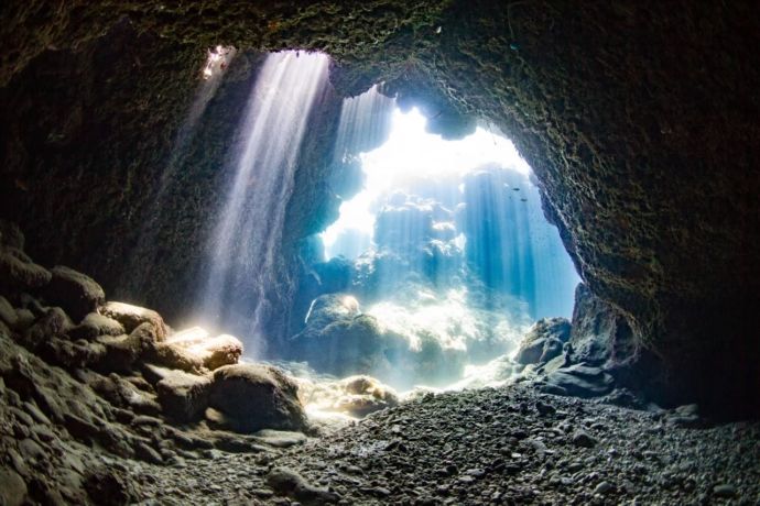 mic21沖縄那覇店のダイビングで見られる海中洞窟の様子