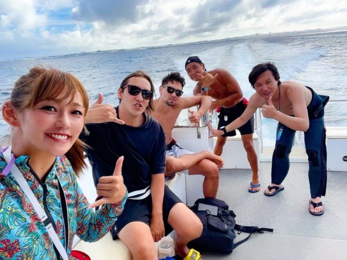 mic21沖縄那覇店のダイビングツアーのボートの上の様子