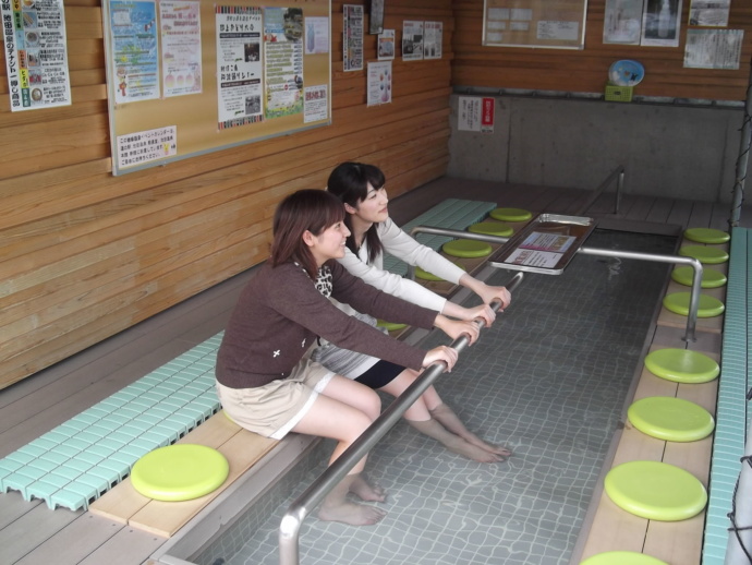 「道の駅 池田温泉」の足湯を堪能する女性たち