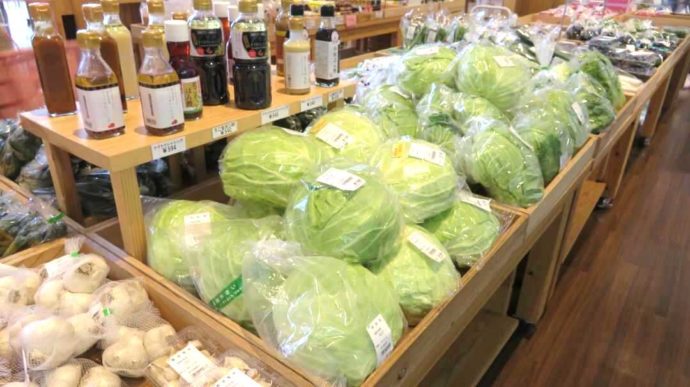 福島県耶麻郡猪苗代町にある道の駅猪苗代で野菜が売られる様子