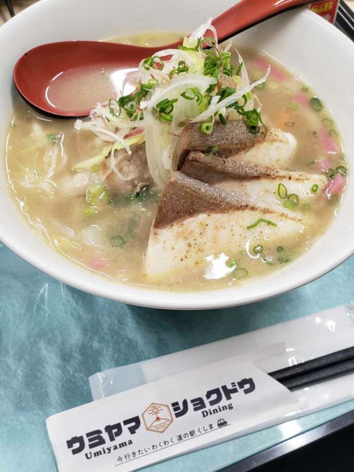 食事処「飲食コーナー・ウミヤマショクドウ」で供される「ぶりプリ海鮮ちゃんぽん」