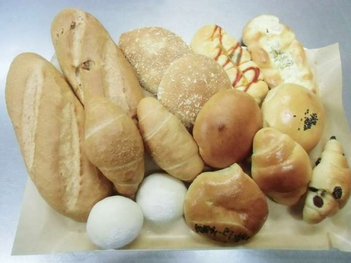 農産物・加工品直売コーナーで販売される駅内パン工房で焼かれた米粉パンの数々