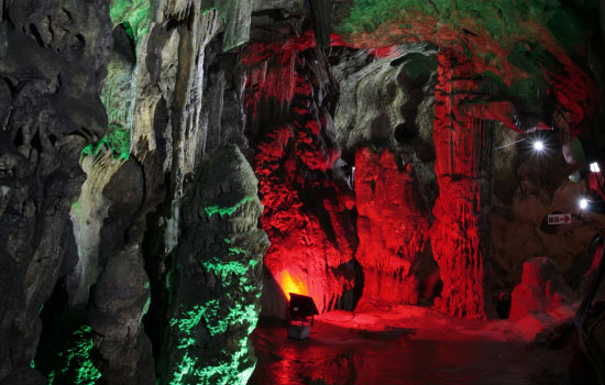 川和自然公園ないにある関東最大級の鍾乳洞「不二洞」