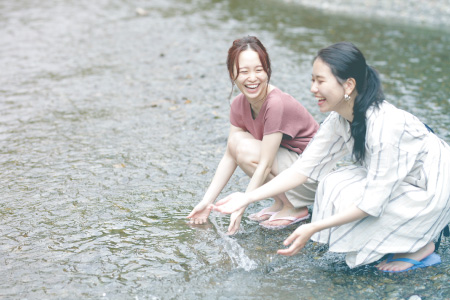 道の駅 上野前の神流川で水遊びする女性