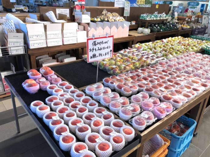福島県伊達郡国見町の「道の駅国見あつかしの郷」で売られている桃