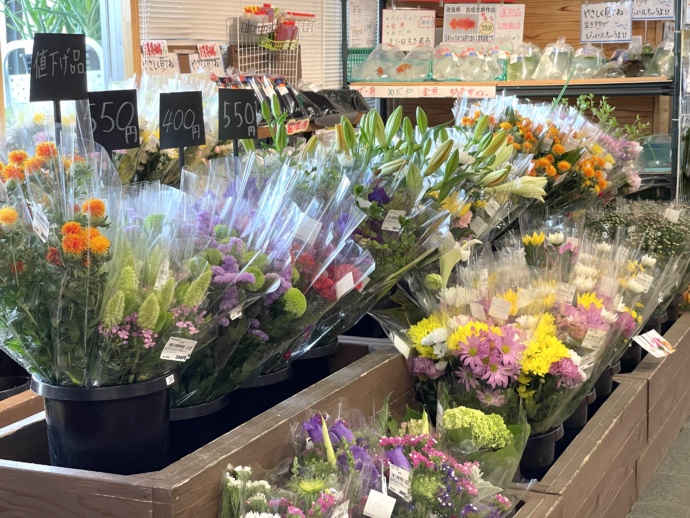 福島県伊達郡国見町の「道の駅国見あつかしの郷」で売られている切り花