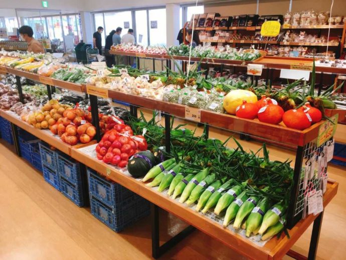 秋田県男鹿市にある「道の駅おが」オガーレで野菜が売られる様子