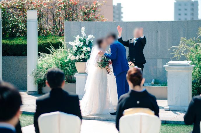 ホテルメルパルク名古屋の結婚式で誓いのキスを交わす新郎新婦