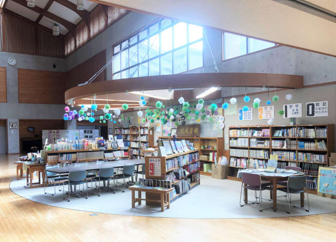 尾呂志学園の図書コーナー