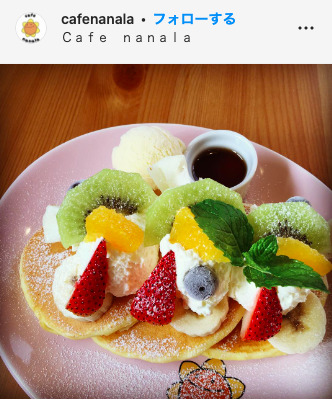「Cafe nanala」のフルーツたっぷりパンケーキ