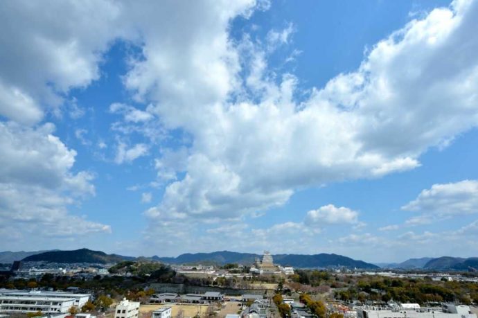 三木美術館の屋上から見える姫路城と姫路の街の様子