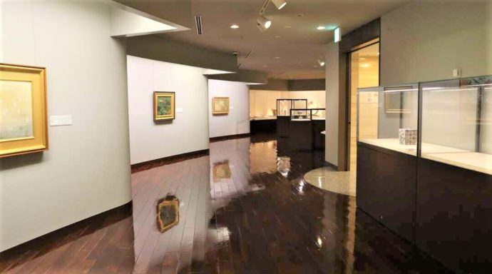 絵画と陶磁器の両方が飾られた三木美術館の展示室