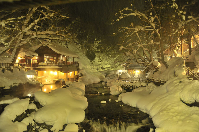みなかみ町にある温泉施設の外観と雪景色