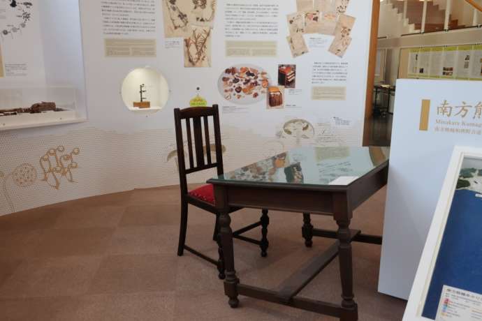 「南方熊楠顕彰館」に展示される熊楠愛用の机と椅子のレプリカ