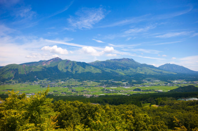 阿蘇五岳と森の風景