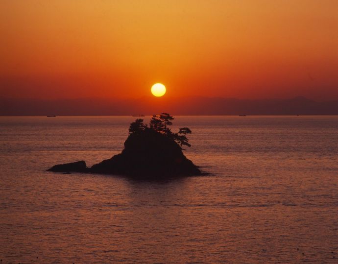松島の背後に沈む夕日