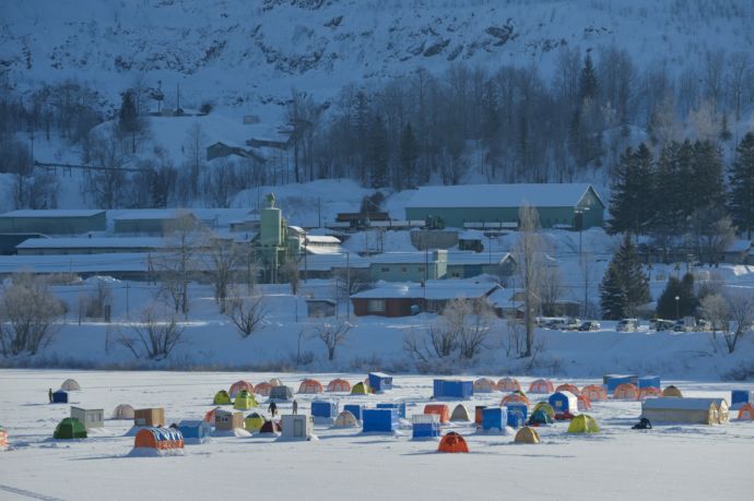 雪上にワカサギ釣りのテントがたくさん並んでいる