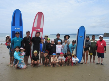 南種子町の小学校で開催されたサーフィン教室に参加した子どもたちの集合写真