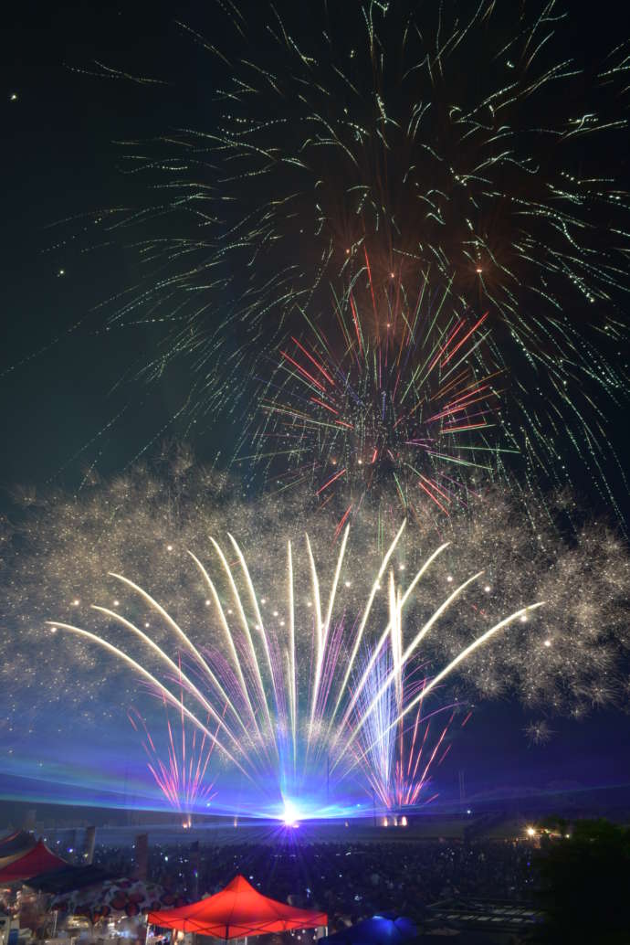 南種子町で開催されているロケット祭りのフィナーレを飾る花火の写真