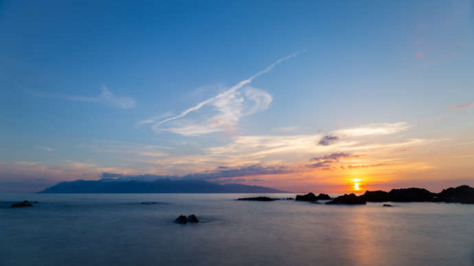 鹿児島県熊毛郡南種子町の西海岸から見える屋久島と夕日