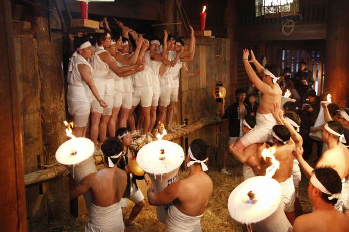 普光寺で開催される浦佐毘沙門堂裸押合大祭のようす