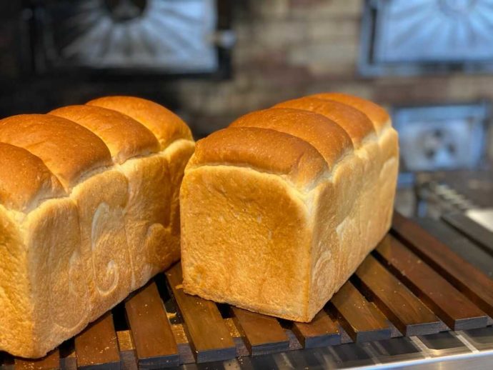 パン工房で焼かれた食パン