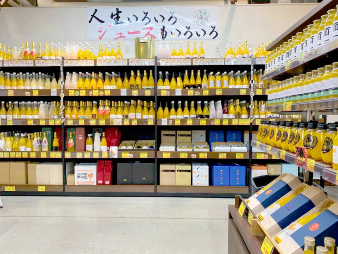 何十種類ものみかんジュースが並ぶ商品棚