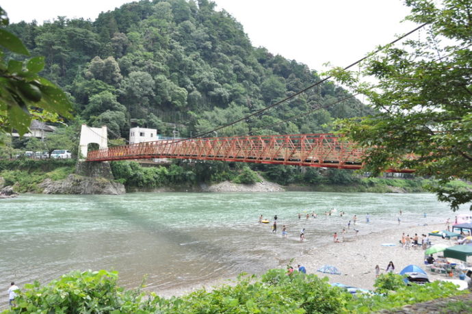 夏にBBQやキャンプを楽しむ人々が訪れる長良川と美濃橋