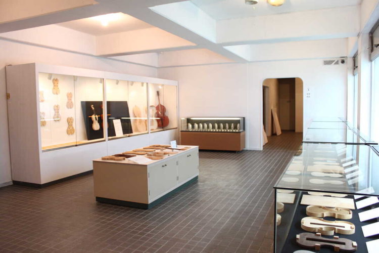 鳥取県東伯郡にある三朝バイオリン美術館の展示室