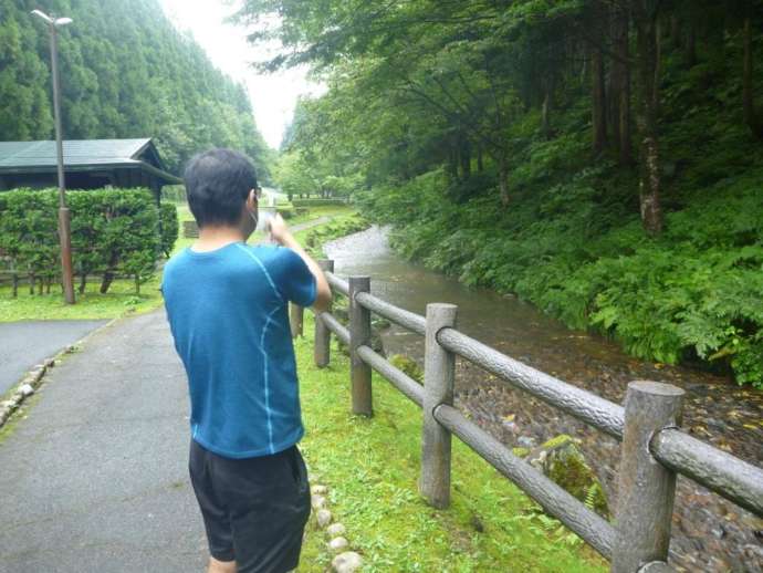 秋田県美郷町のお試し移住を体験中の相談者：自然環境を視察