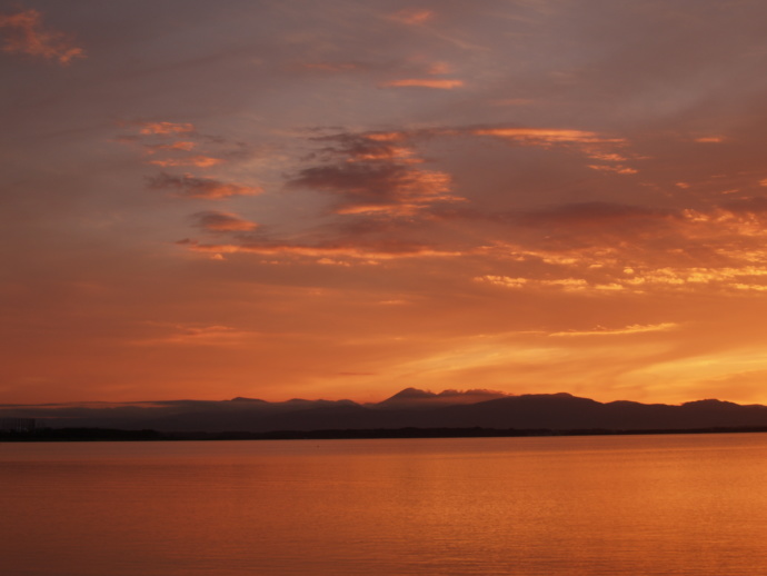 小川原湖畔の夕焼けの風景